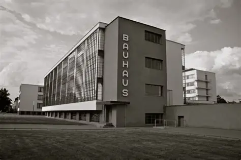 Edifício da Bauhaus em Dessau projetado por Walter Gropius